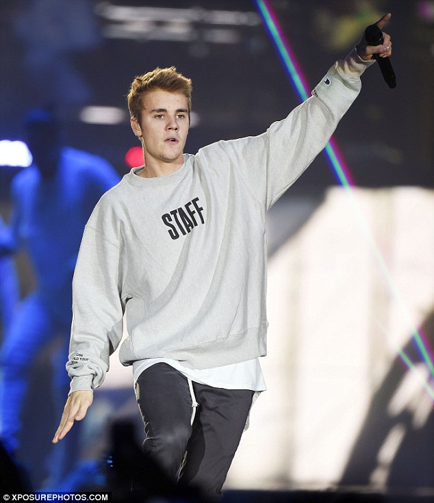 Justin Bieber quăng mic, bỏ sân khấu giữa concert vì fan la ó cho rằng anh nói lắm - Ảnh 3.