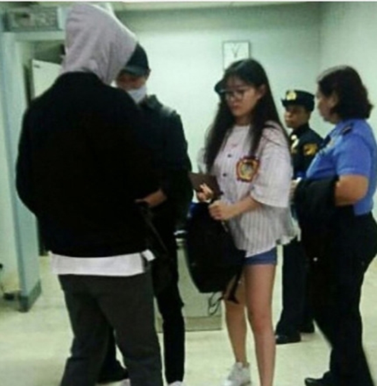 Park Bo Gum - Kim Yoo Jung cùng check-out khỏi khách sạn, thân thiết bên nhau tại sân bay - Ảnh 2.