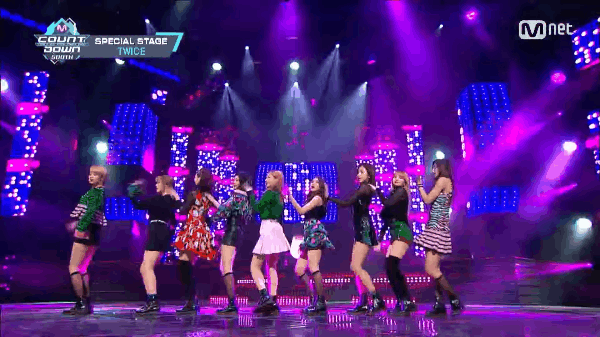 TWICE cover hit của Wonder Girls, Black Pink & T-ara đổ bộ sân khấu - Ảnh 1.