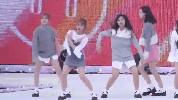 Giữa b&atilde;o phốt th&aacute;i độ lồi l&otilde;m, Nayeon (TWICE) bất ngờ lập c&ocirc;ng khi cứu Momo - Ảnh 1.