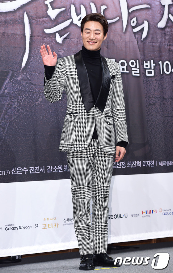 Jeon Ji Hyun bị chê diêm dúa, Lee Min Ho mặt loang lổ phấn tại sự kiện - Ảnh 15.