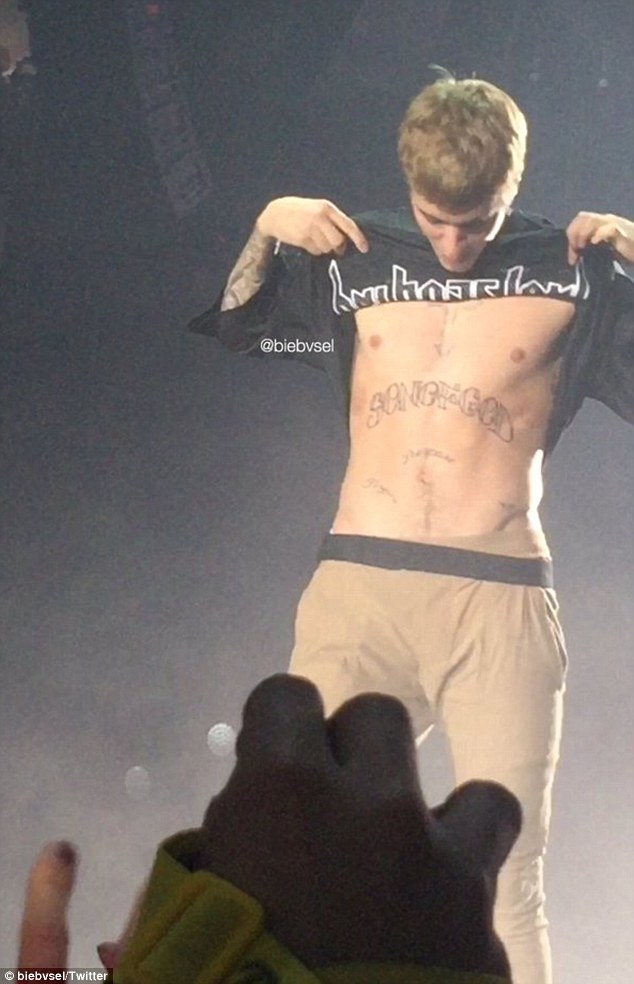 Justin Bieber vén áo khoe hình xăm thứ 56 trên cơ bụng trong concert - Ảnh 1.