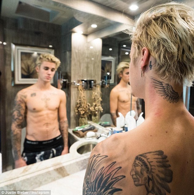 Justin Bieber lộ 2 hình xăm mới