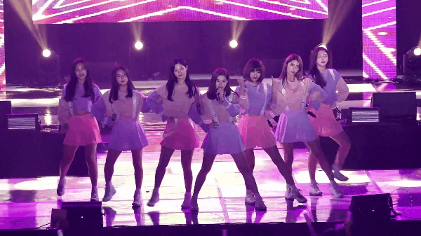 Thành viên girlgroup mải biểu diễn, ngã khỏi sân khấu - Ảnh 1.