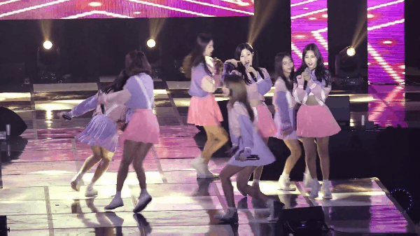 Thành viên girlgroup mải biểu diễn, ngã khỏi sân khấu - Ảnh 2.