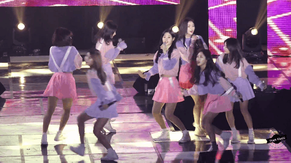 Thành viên girlgroup mải biểu diễn, ngã khỏi sân khấu - Ảnh 3.