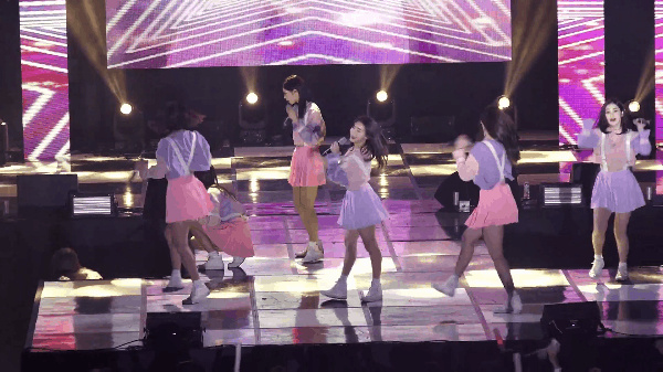 Thành viên girlgroup mải biểu diễn, ngã khỏi sân khấu - Ảnh 4.