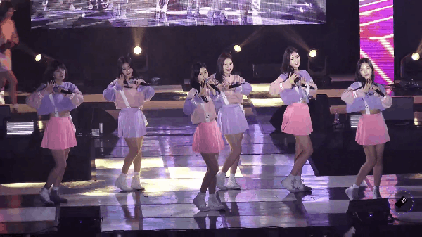 Thành viên girlgroup mải biểu diễn, ngã khỏi sân khấu - Ảnh 5.