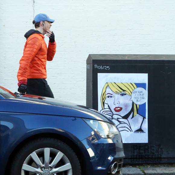Khoảnh khắc thú vị khi Tom băng ngang qua bức vẽ biếm họa về việc bị Taylor Swift đá! - Ảnh 2.