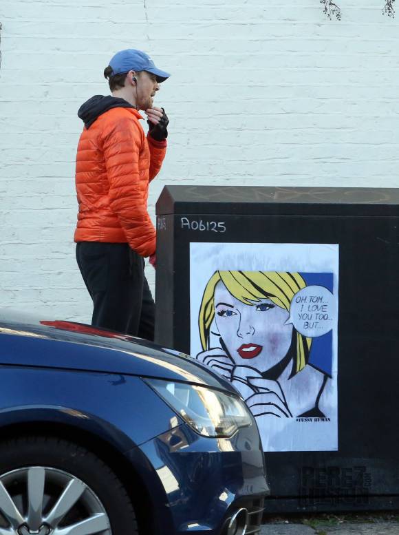 Khoảnh khắc thú vị khi Tom băng ngang qua bức vẽ biếm họa về việc bị Taylor Swift đá! - Ảnh 3.