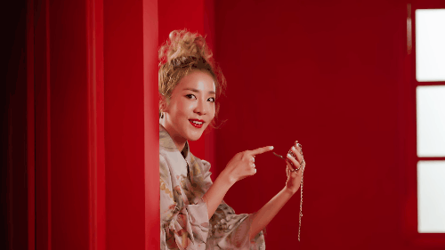 Fan ngớ người v&igrave; m&agrave;n xuất hiện của Dara trong MV mới - Ảnh 3.