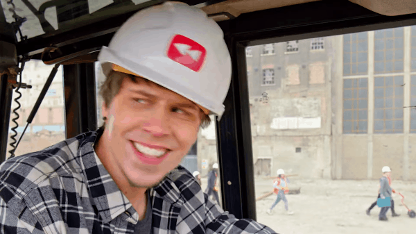 Bạn nhận ra bao nhi&ecirc;u trứng phục sinh trong video YouTube Rewind si&ecirc;u hay năm nay? - Ảnh 3.