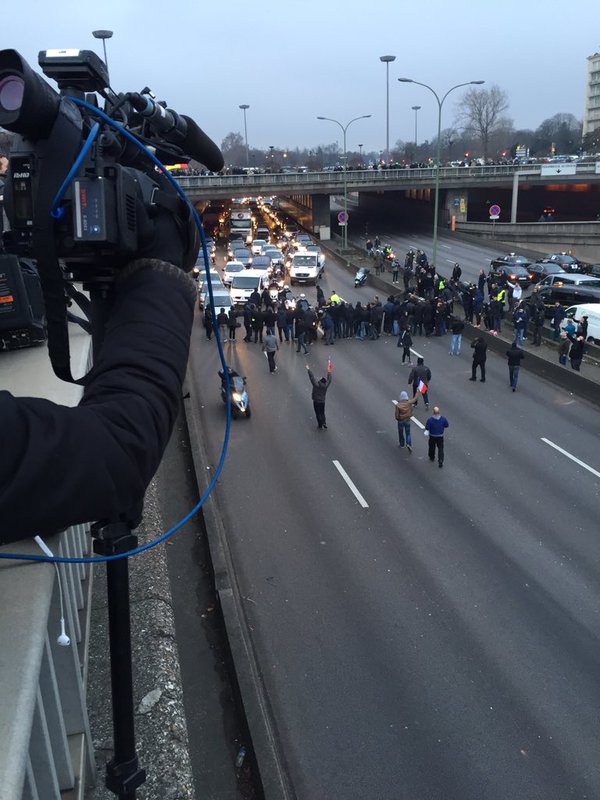 Tài xế taxi tổ chức bạo loạn khắp thủ đô Paris phản đối Uber - Ảnh 9.