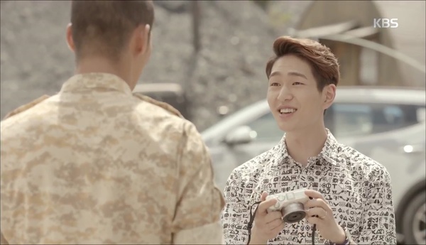 “Hậu Duệ Mặt Trời”: Song Joong Ki sướng phát hờn khi được Song Hye Kyo té lên người - Ảnh 25.
