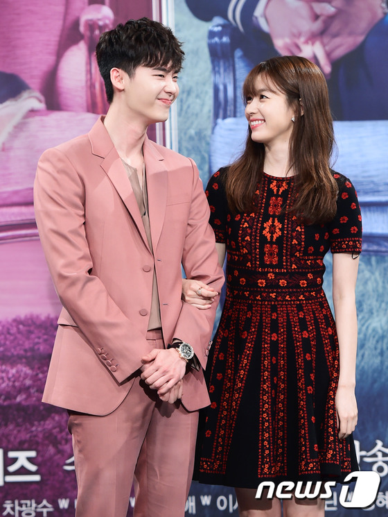 “W – Two Worlds”: Han Hyo Joo phanh áo tắm trước mặt Lee Jong Suk - Ảnh 18.