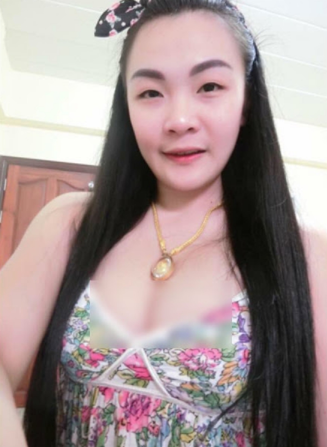 Hình ảnh phản cảm của hot girl Thái từng mặc đồ cử nhân quỳ lạy mẹ là công nhân vệ sinh - Ảnh 9.