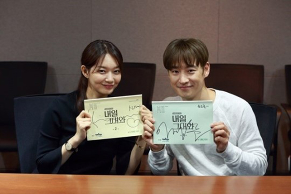 Sau &ldquo;Train To Busan&rdquo;, Gong Yoo tấn c&ocirc;ng m&agrave;n ảnh nhỏ c&ugrave;ng Kim Go Eun - Ảnh 13.