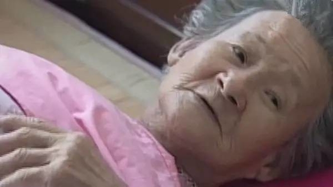Làm ăn thua lỗ suốt 55 năm trời, nhưng khi cụ bà này qua đời, hàng nghìn người đã tới đưa tang - Ảnh 10.