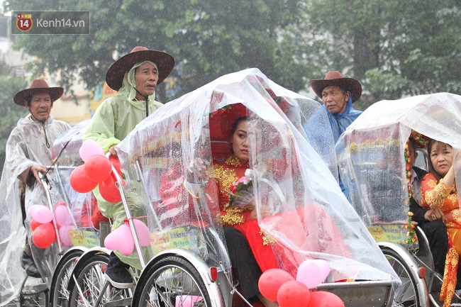 Lãng mạn đám cưới tập thể dưới mưa của các cặp đôi công nhân nghèo ở Đà Nẵng - Ảnh 8.