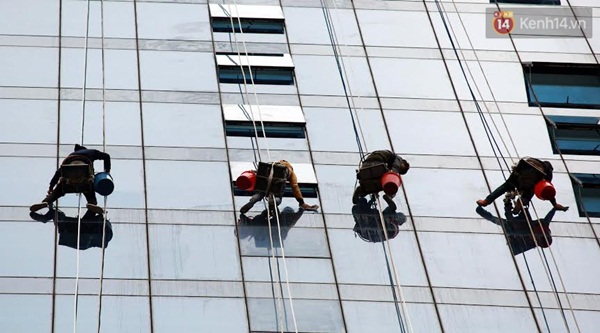 Người nhện ở H&agrave; Nội đu m&igrave;nh tr&ecirc;n những t&ograve;a nh&agrave; cao tầng để mưu sinh  - Ảnh 2.