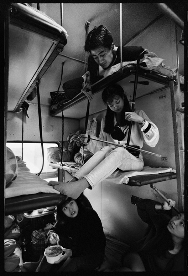 Chùm ảnh: Cuộc sống muôn màu trong bộ ảnh đen trắng trên những chuyến tàu xưa - Ảnh 23.