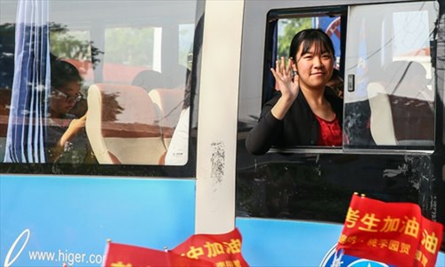 Hàng chục ngàn phụ huynh Trung Quốc tiễn con lên đường đi thi Đại học - Ảnh 19.