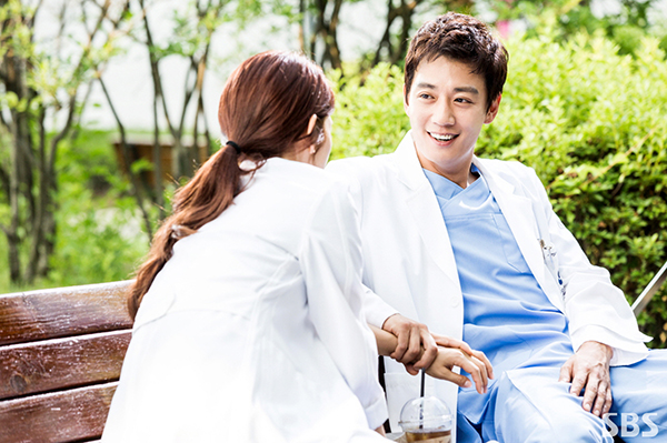 Xem hậu trường “Doctors”, cứ ngỡ Kim Rae Won – Park Shin Hye yêu nhau thật rồi! - Ảnh 7.