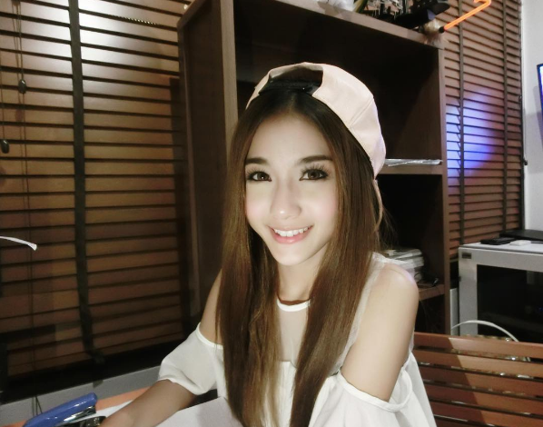 Đây chính là nữ y tá xinh đẹp và nổi tiếng nhất Thái Lan! - Ảnh 15.
