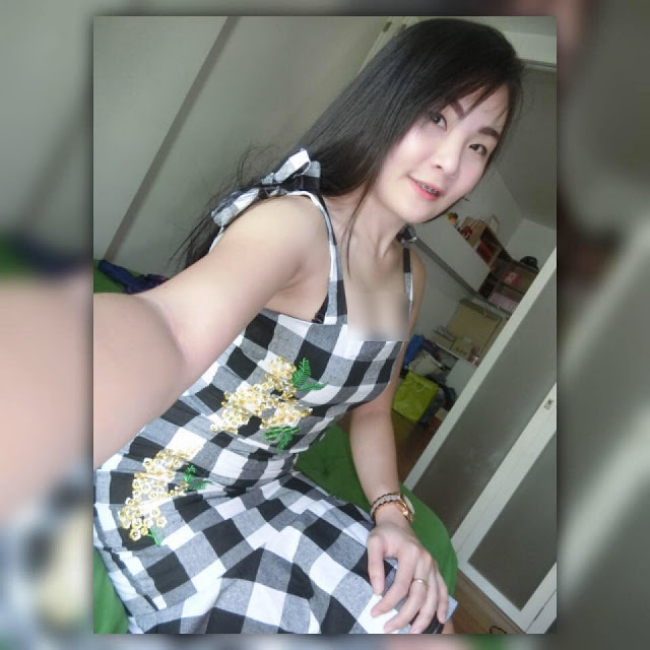 Hình ảnh phản cảm của hot girl Thái từng mặc đồ cử nhân quỳ lạy mẹ là công nhân vệ sinh - Ảnh 7.