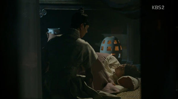 Moonlight: Thế tử Park Bo Gum đánh dấu chủ quyền Kim Yoo Jung, rating chạm mốc 20% - Ảnh 17.