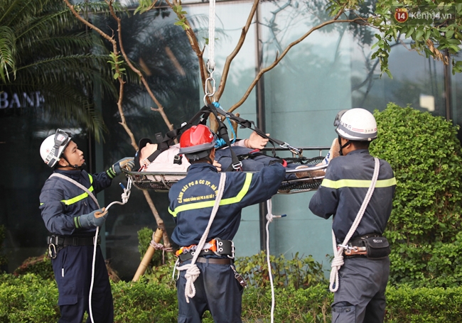 Xem cảnh sát chữa cháy, cứu nạn tại tòa nhà cao nhất Việt Nam - Ảnh 17.