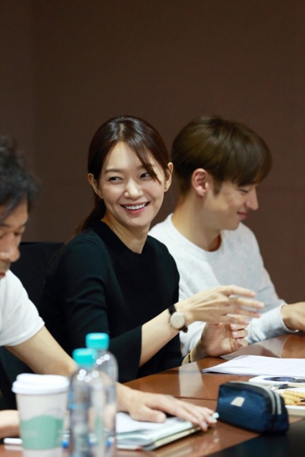 Sau &ldquo;Train To Busan&rdquo;, Gong Yoo tấn c&ocirc;ng m&agrave;n ảnh nhỏ c&ugrave;ng Kim Go Eun - Ảnh 14.
