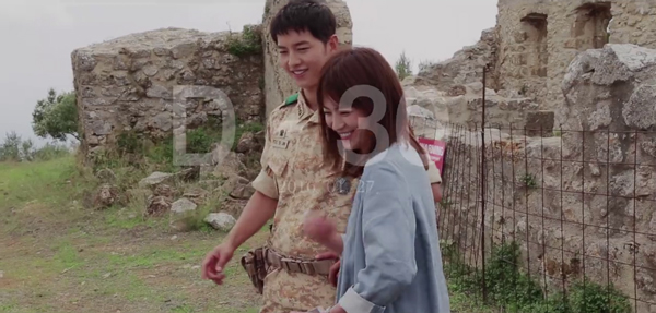 Cảnh hậu trường phim của Song Joong Ki - Song Hye Kyo được tung ra g&acirc;y t&ograve; m&ograve; - Ảnh 21.