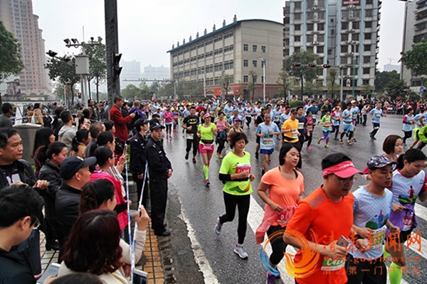 Hơn 12.000 người bị thương tại giải marathon ở Trung Quốc vì nhầm tưởng xà phòng là... bánh ngọt - Ảnh 1.