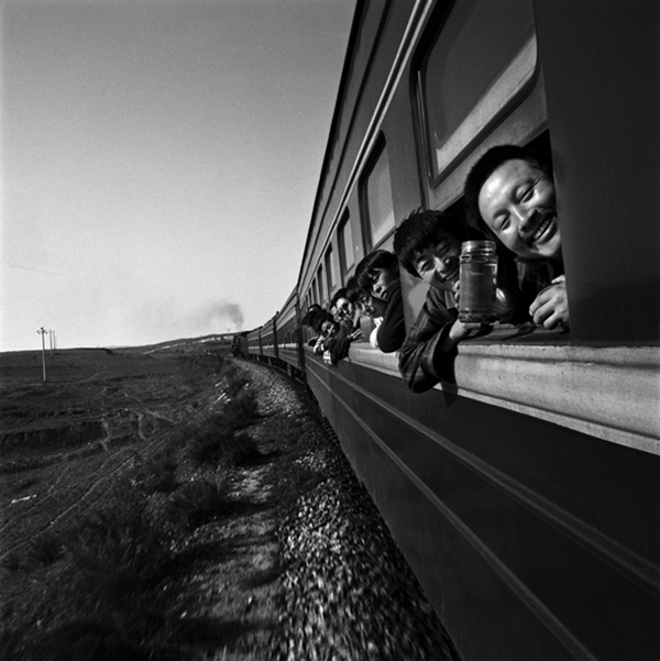 Chùm ảnh: Cuộc sống muôn màu trong bộ ảnh đen trắng trên những chuyến tàu xưa - Ảnh 27.