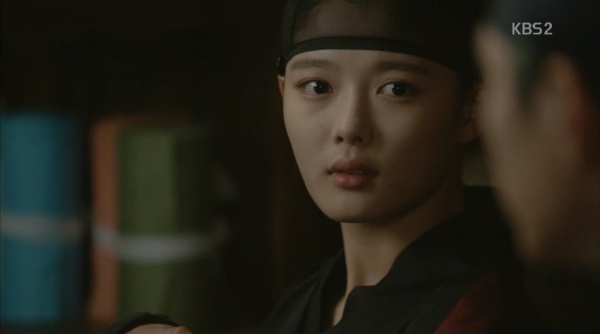 Moonlight: “Chô-ha” Park Bo Gum bị cận thần bất ngờ kề dao vào cổ - Ảnh 24.
