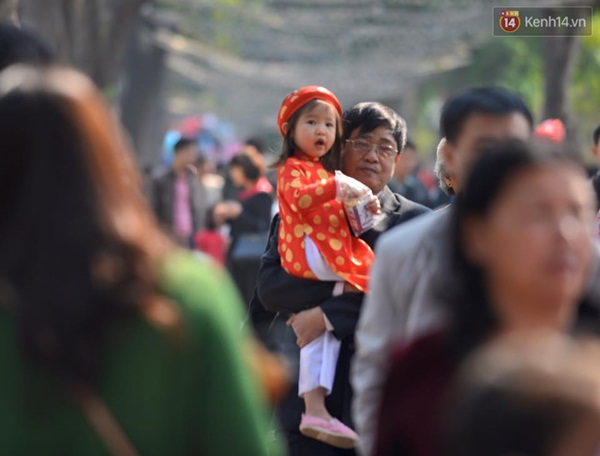 Các ngả đường xung quanh Hồ Gươm đông kín vì người dân lên phố du xuân - Ảnh 8.