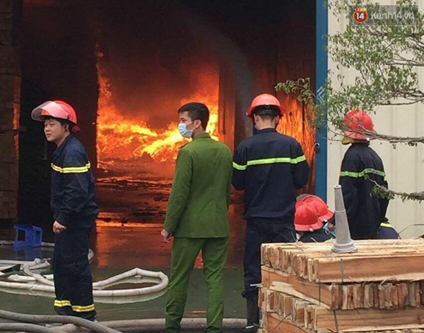 Ch&aacute;y lớn khu c&ocirc;ng nghiệp Quế V&otilde; - Bắc Ninh, 6 giờ dập lửa bất th&agrave;nh - Ảnh 4.