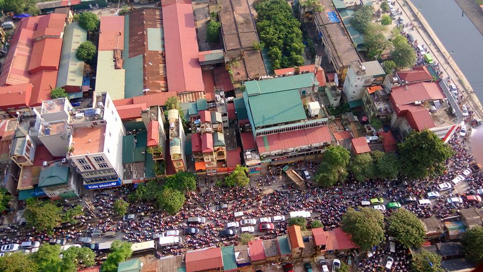 Clip: Dòng người và xe chôn chân hàng giờ tại nút giao Cầu Tó - Phan Trọng Tuệ - Ảnh 4. Clip: Dòng người và xe chôn chân hàng giờ tại nút giao Cầu Tó - Phan Trọng Tuệ - Ảnh 4.