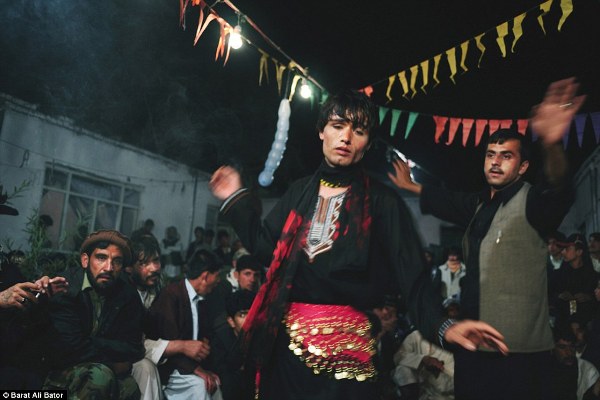 Cuộc đời đắng cay của những c&acirc;̣u bé mặc v&aacute;y mua vui tại Afghanistan - Ảnh 2.