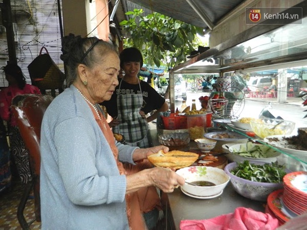 Tiệm bánh mì “ngon nhất thế giới” của cụ bà 81 tuổi ở Hội An - Ảnh 4.