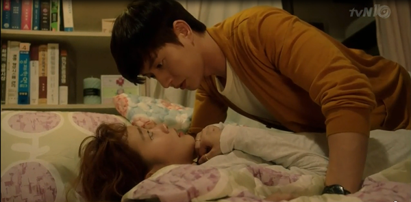 “Cheese In The Trap”: Bấn loạn trước nụ hôn “hụt” trên giường của Park Hae Jin - Ảnh 2.