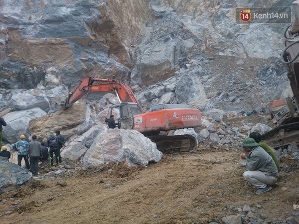 Điều 3 xe cẩu t&igrave;m kiếm nạn nh&acirc;n bị v&ugrave;i lấp trong vụ sập mỏ đ&aacute; ở Thanh H&oacute;a - Ảnh 2.