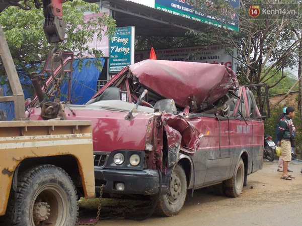 Quảng Nam: Xe kh&aacute;ch đ&acirc;m v&agrave;o xe tải, h&agrave;ng chục h&agrave;nh kh&aacute;ch hoảng loạn - Ảnh 2.
