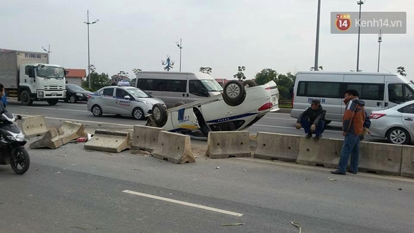 Hà Nội: Taxi tông dải phân cách, lật ngửa giữa đường - Ảnh 2.