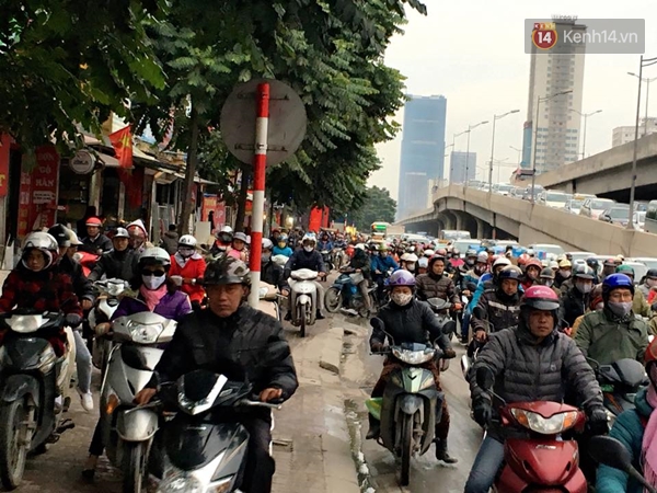 Đường phố Hà Nội lại tắc nghẽn nghiêm trọng vào giờ tan tầm - Ảnh 2.