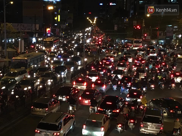 Đường phố Hà Nội lại tắc nghẽn nghiêm trọng vào giờ tan tầm - Ảnh 8.