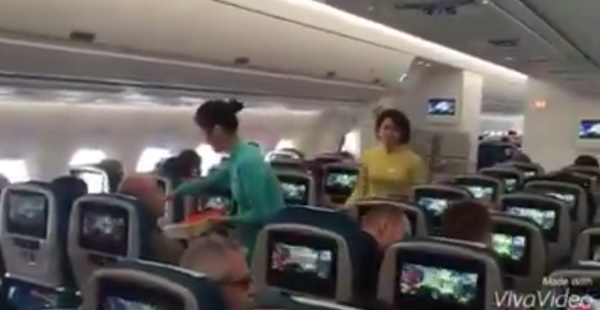Clip: Tiếp viên hãng hàng không Vietnam Airlines lì xì cho hành khách ngày Mùng 1 Tết - Ảnh 3.