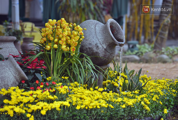 Người d&acirc;n H&agrave; Nội th&iacute;ch th&uacute; dạo chơi ở đường hoa rực rỡ ng&agrave;y đầu xu&acirc;n - Ảnh 4.