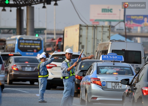 &Ocirc; t&ocirc; xếp h&agrave;ng d&agrave;i, nh&iacute;ch từng ch&uacute;t một tr&ecirc;n cao tốc Ninh B&igrave;nh - Cầu Giẽ chiều m&ugrave;ng 5 Tết - Ảnh 2.